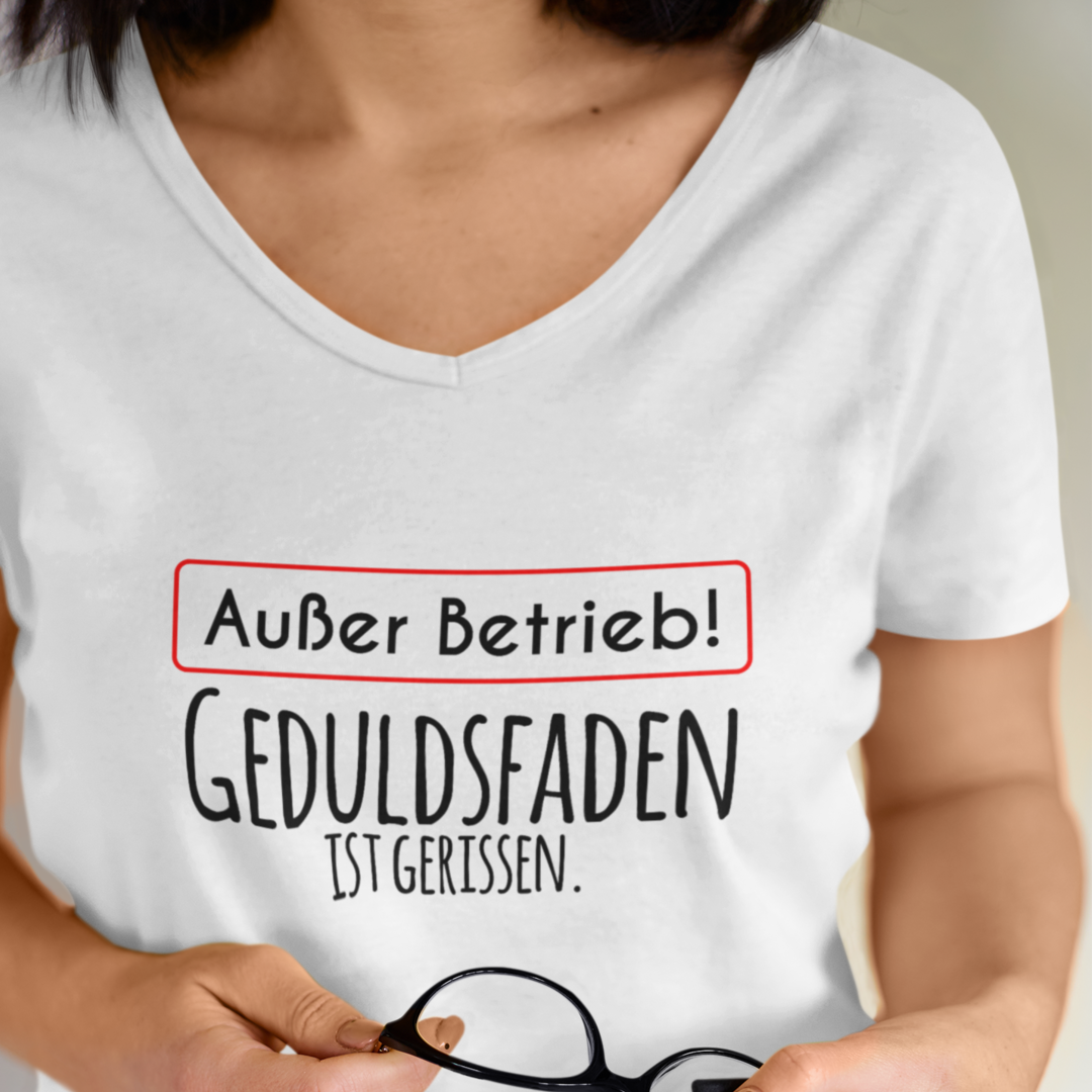 Außer Betrieb  - V-Neck Damenshirt